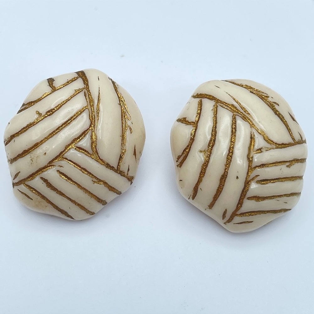 Vintage 80s Cream & Gold Tone Geometric Textured Clip On Earrings Jewelry